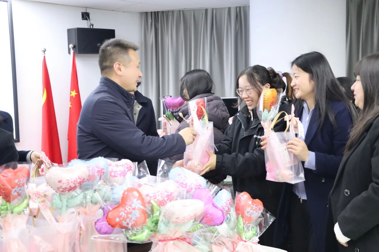 湖南保安服务,墙外高空清洗服务,湖南保利天创物业发展有限公司 湖南保安服务,墙外高空清洗服务,湖南保利天创物业发展有限公司