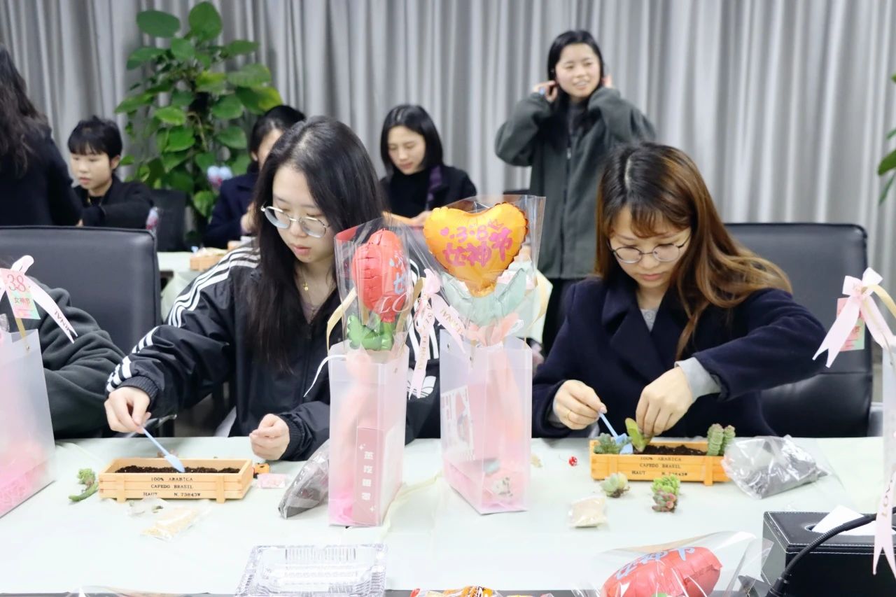 湖南保安服务,墙外高空清洗服务,湖南保利天创物业发展有限公司 湖南保安服务,墙外高空清洗服务,湖南保利天创物业发展有限公司