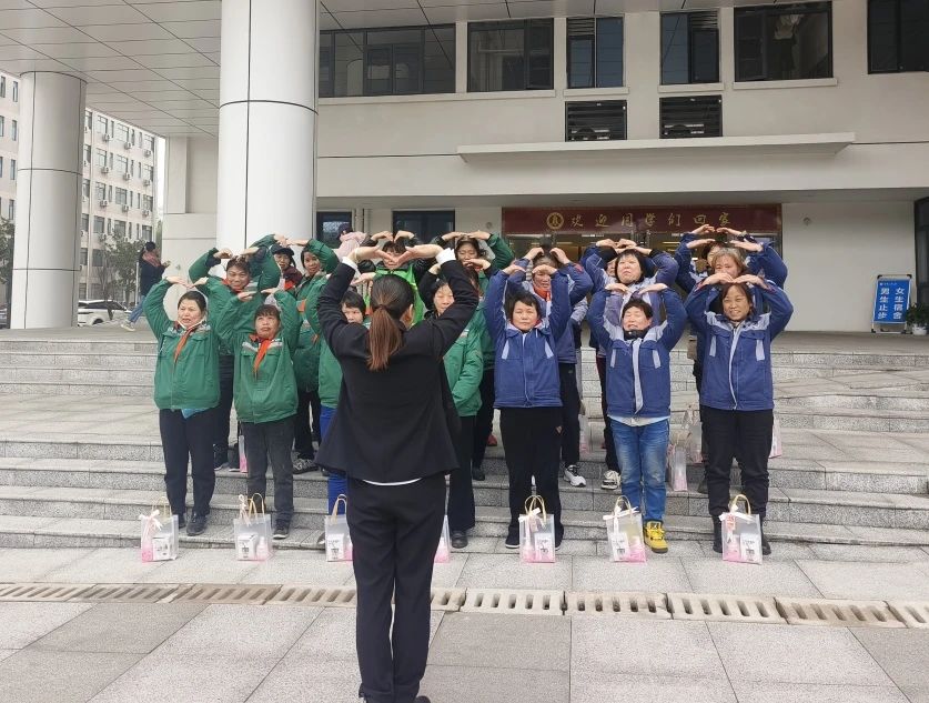 湖南保安服务,墙外高空清洗服务,湖南保利天创物业发展有限公司 湖南保安服务,墙外高空清洗服务,湖南保利天创物业发展有限公司