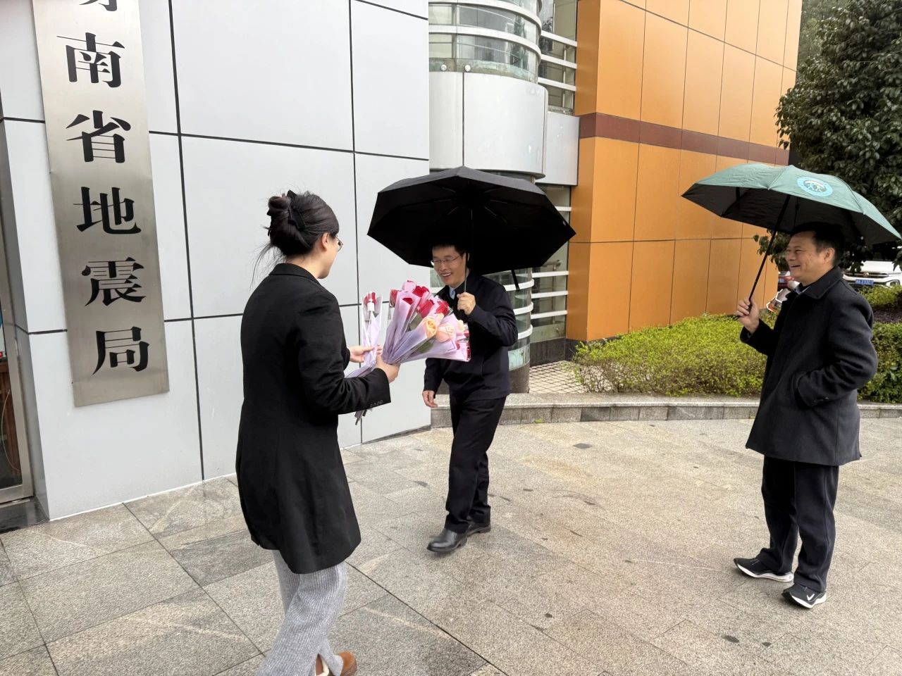 湖南保安服务,墙外高空清洗服务,湖南保利天创物业发展有限公司 湖南保安服务,墙外高空清洗服务,湖南保利天创物业发展有限公司